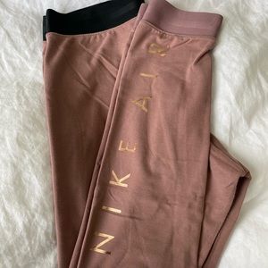 Comfy lounger Nike leggings in size M